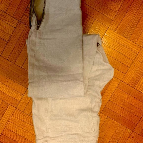 Banana Republic Women’s off white skinny jeans, zipper on sides on. Waist 26 - Picture 2 of 4